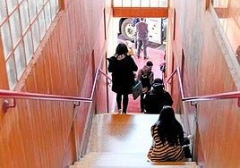 Usuarios de la estación bajan desde la sala de espera al andén, en una foto reciente.