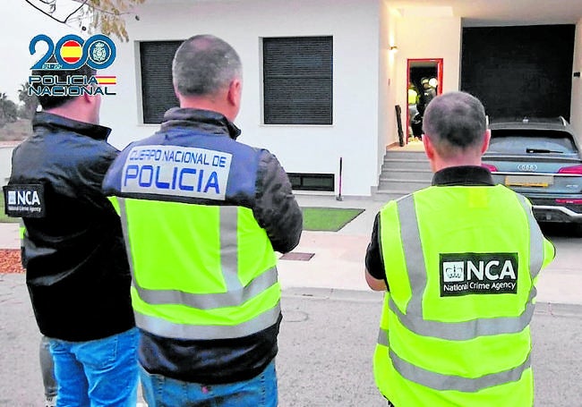 Agentes de la Policía Nacional y la National Crime Agency en Torre Pacheco.