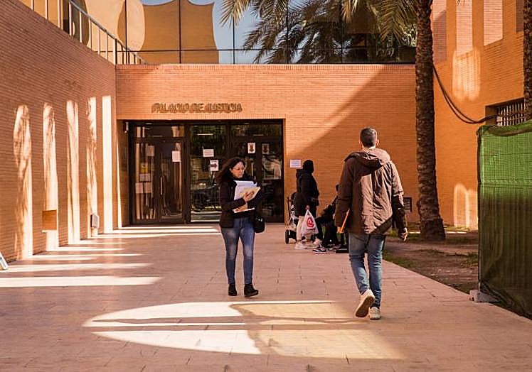 Acceso principal a los juzgados de Orihuela, en una imagen de archivo.