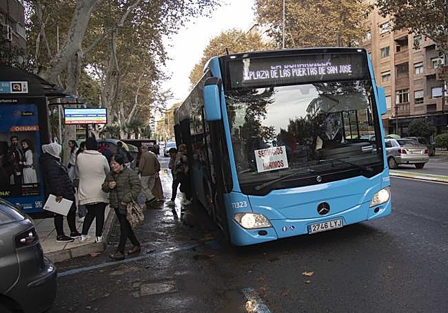 Un autobús, este lunes, en una parada en Cartagena.