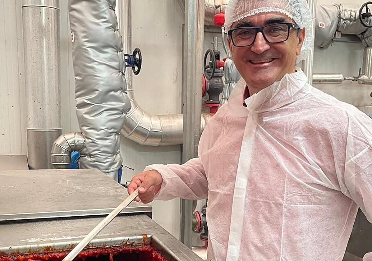 Miguel López Morell durante una visita a una conservera murciana.