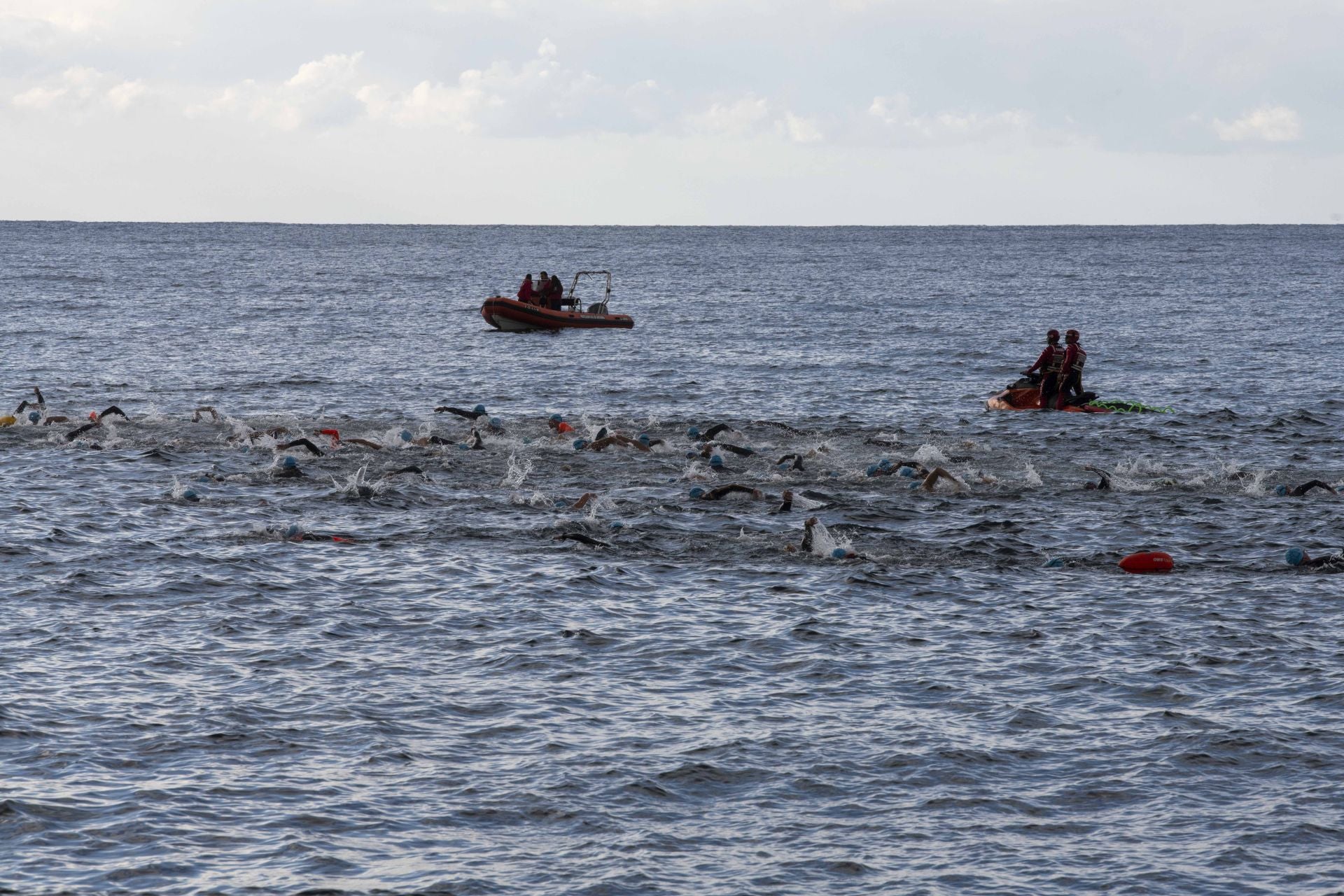 Las imágenes de la travesía a nado por Cabo de Palos