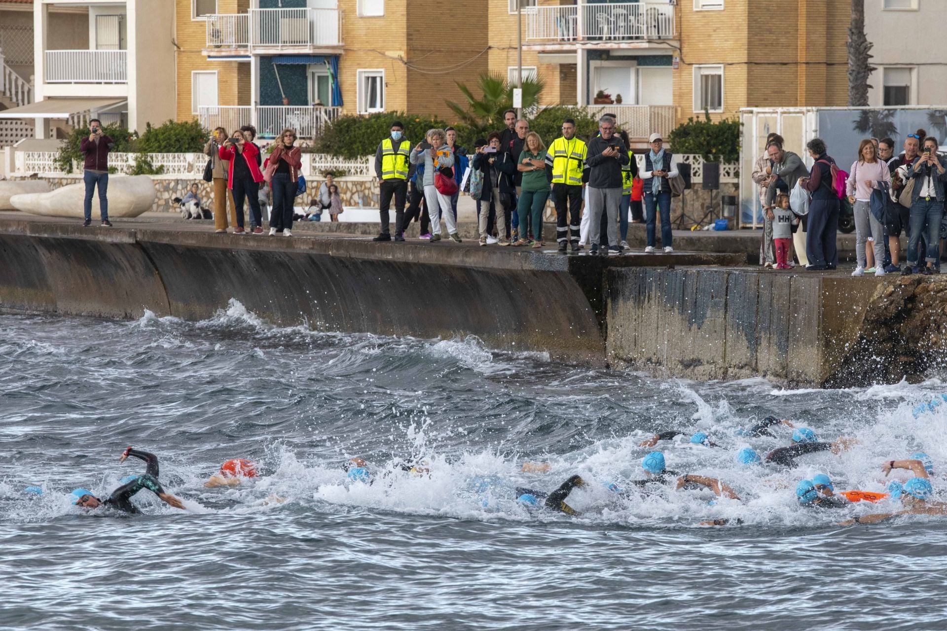 Las imágenes de la travesía a nado por Cabo de Palos