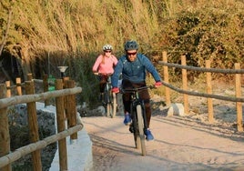 Dos ciclistas pasan por el 'Anillo Verde'.