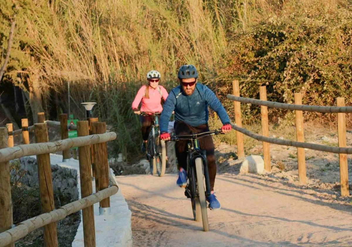 Dos ciclistas pasan por el 'Anillo Verde'.