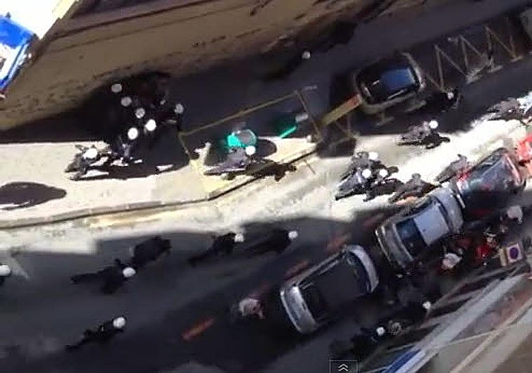 Agentes durante la intervención en las calles anexas de la Plaza Fuensanta de Murcia.