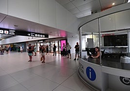 Pasajeros en la terminal del aeropuerto de Corvera, en una imagen de archivo.