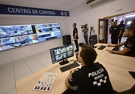 Varios agentes en el nuevo Centro Integral de Videovigilancia.