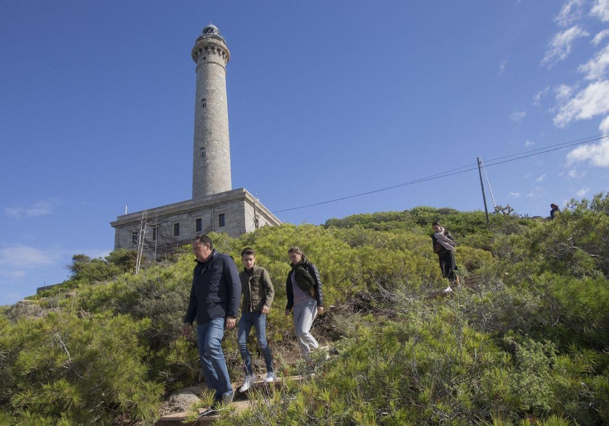 Un grupo de ciudadanos baja de la explanada del faro por las escaleras.