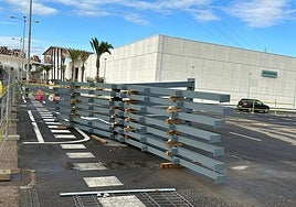 Estructuras metálicas para instalar las futuras pérgolas en La Rambla.