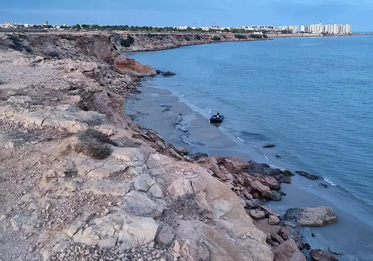 Patera embarrancada este año durante un desembarco de migrantes en Cala Mosca, en Orihuela Costa.