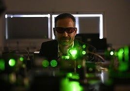 El físico Javier Prior con la plataforma cuántica desarrollada en la Universidad de Murcia.