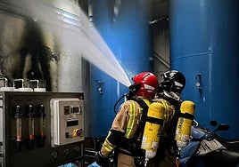 Los bomberos trabajando la extinción del incendio.