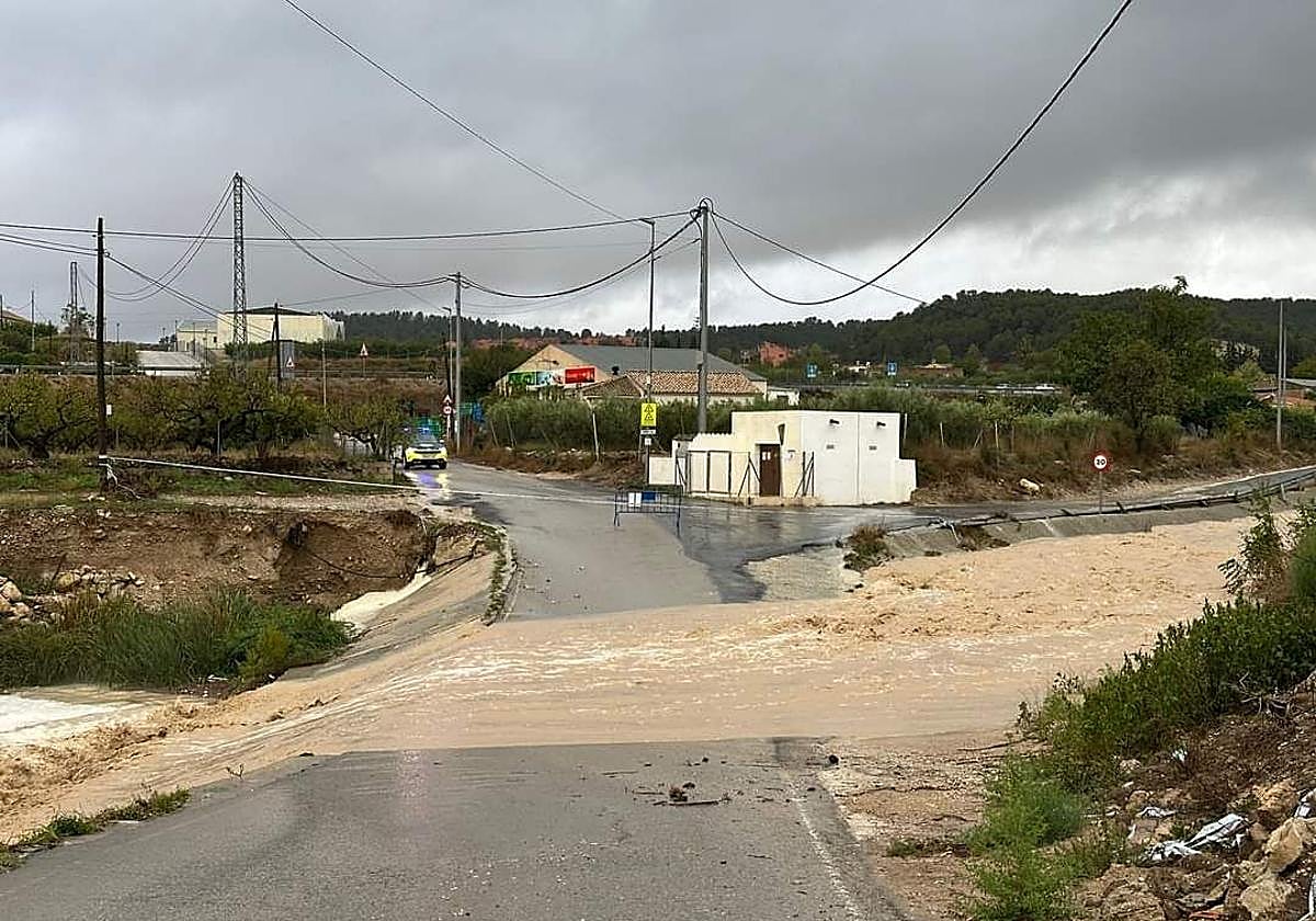 La crecida del río Argos obliga a cortar una calle en Nueva Caravaca.