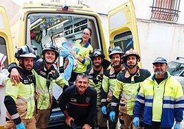 Efectivos del 061 y CEIS con el recién nacido.