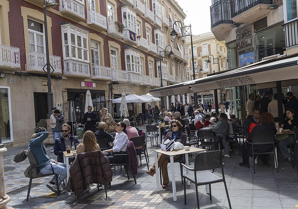 Imagen de archivo de una terraza a rebosar en el centro de Cartagena.