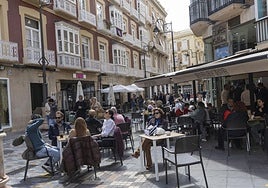 Imagen de archivo de una terraza a rebosar en el centro de Cartagena.
