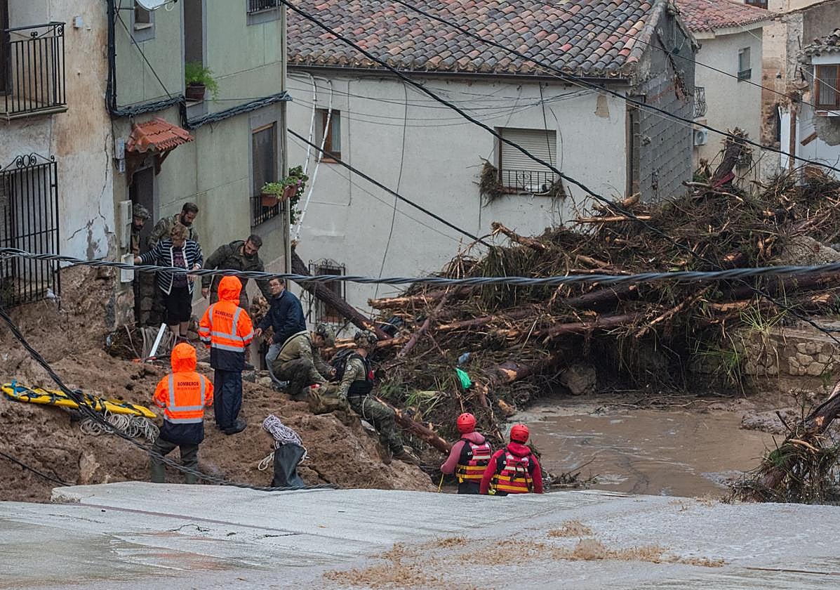Ejército y bomberos ayudan a los vecinos de Letur.