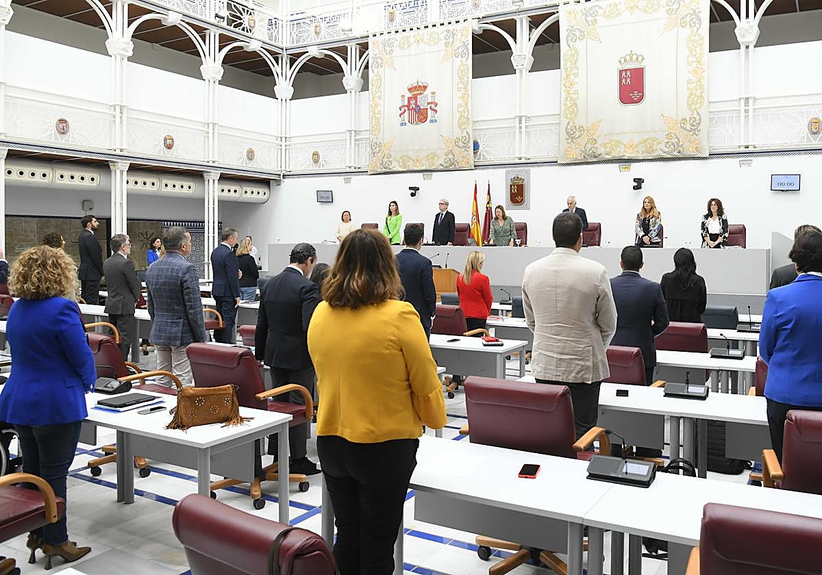 Minuto de silencio en la Asamblea Regional por las víctimas y desaparecidos en la DANA de Valencia