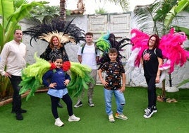 Personajes del Carnaval de Llano de Brujas, ayer, en los jardines del restaurante Orenes.