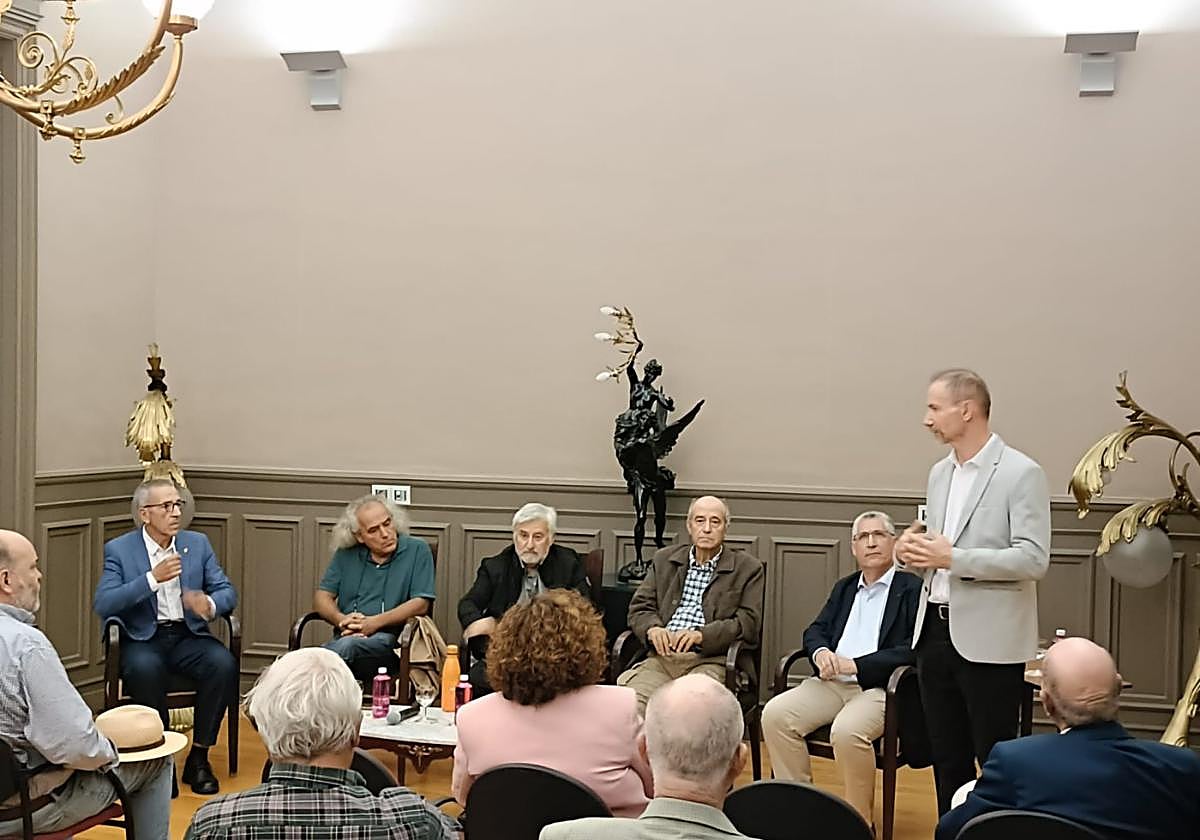 El rector de la UPCT, Mathieu Kessler, durante la última tertulia, junto a participantes y público.