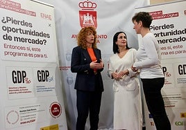 La alcaldesa Remedios Lajara y María Isabel Pérez, concejal de Dinamización y Desarrollo Económico junto a Romina Sala (izq.), embajadora ENAE Business School