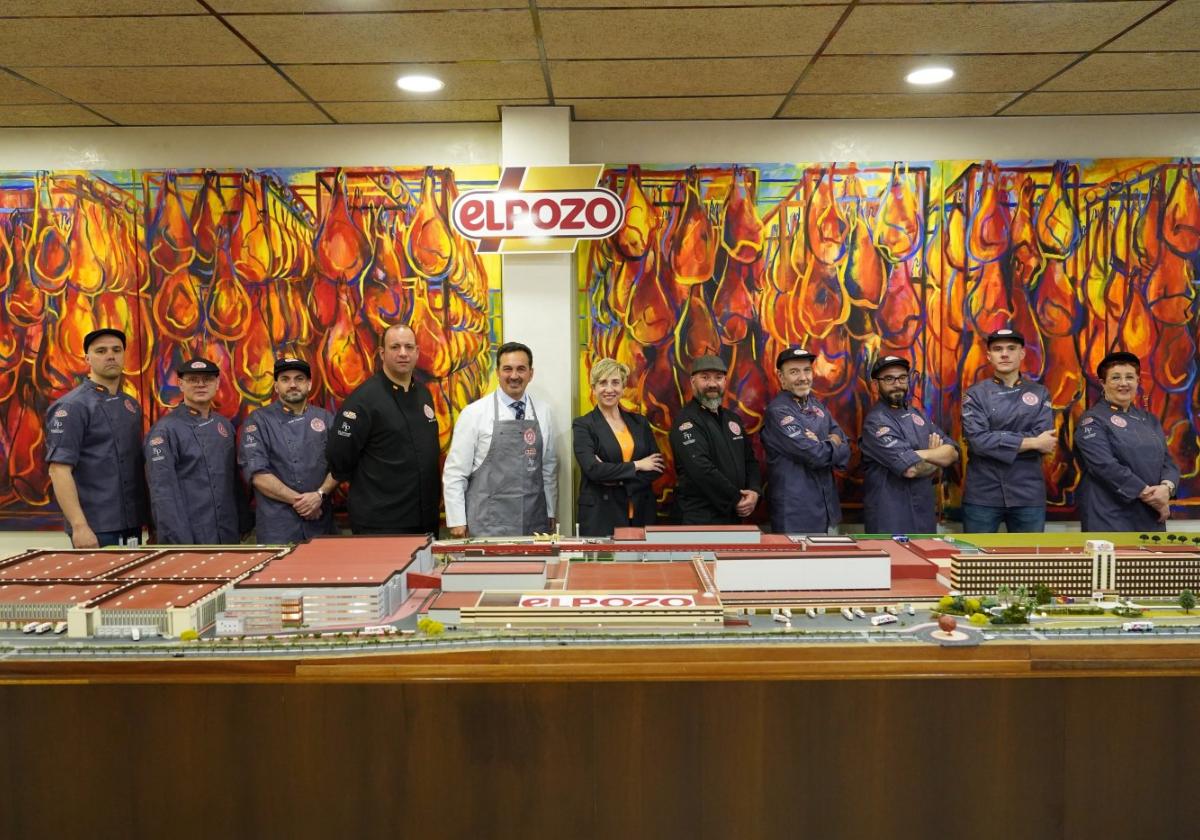 El equipo de la Selección Española de Carniceros junto al director general de El Pozo Alimentación, Rafael Fuertes y la secretaria general de Cedecarne, María Sánchez.