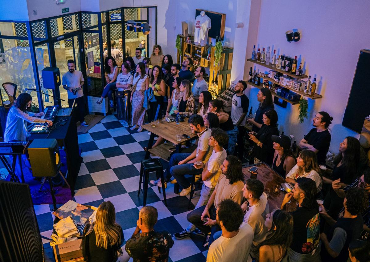 Imagen secundaria 1 - 1. El Colmado by La Rúa combina gastronomía con eventos como este microconcierto de Hoonine, este mes. 2. Tomás Écija y Juan Antonio, de La Subirana, al frente del Colmado de Verónicas.