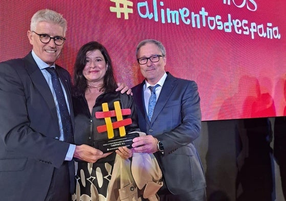 José Hernández (i), CEO de Cataliment; María José García, directora de Exportación; y Juan Antonio García, director técnico y de Producción.