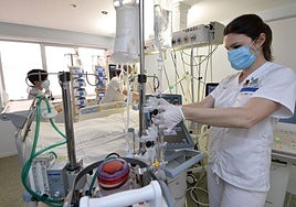 Enfermeras cuidan de un paciente en la UCI de La Arrixaca en una imagen de archivo.