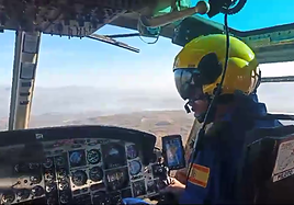 Uno de los helicópteros volando hacia Valencia.