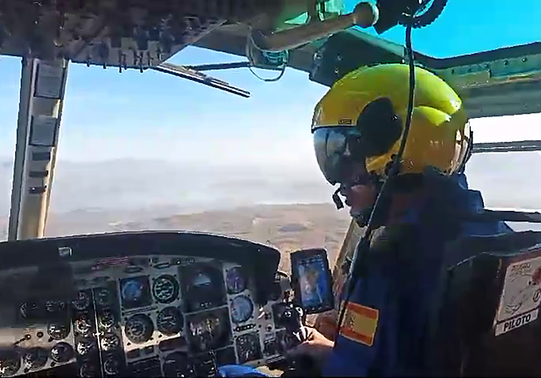 Uno de los helicópteros volando hacia Valencia.