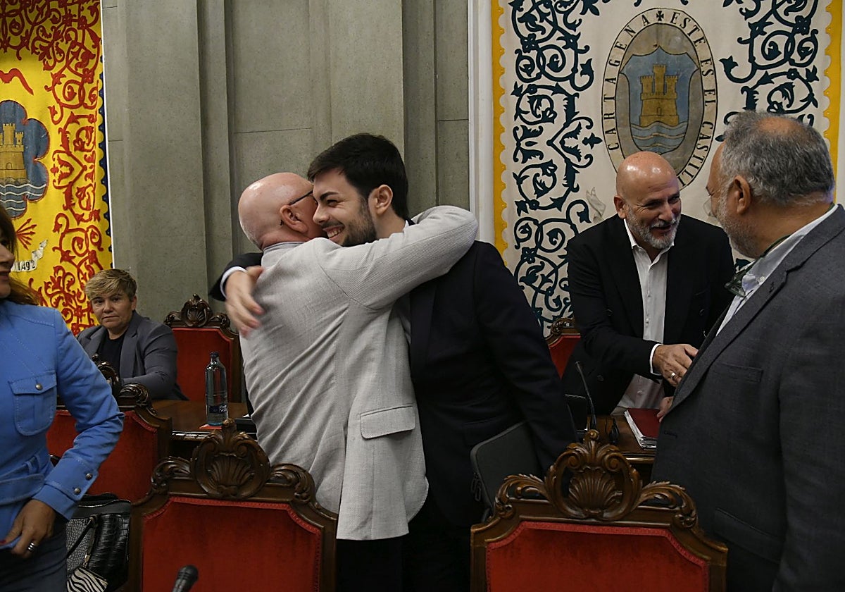 El primer teniente de alcalde, Diego Salinas, y el concejal de Hacienda, Nacho Jáudenes, se abrazan en presencia de los concejales Belén Romero, José Ramón Llorca y Gonzalo López Pretel, antes del inicio del Pleno.