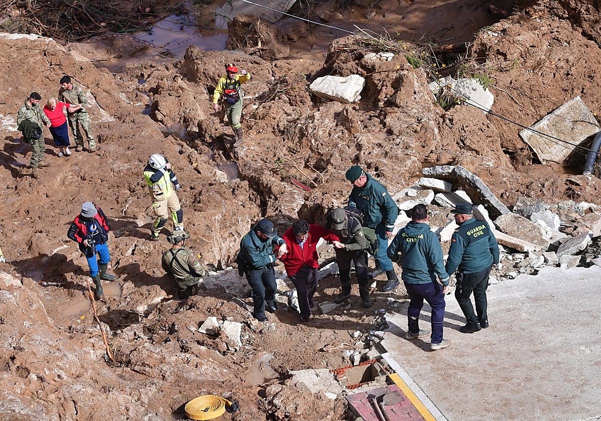 Servicios de emergencia rescatan a dos ancianas en Letur, este miércoles, tras las inundaciones.
