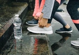 Las razones por el que no deberías utilizar zapatillas deportivas en tu día a día.