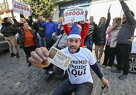 Un grupo de personas celebra el Gordo de la Lotería de Navidad 2023.
