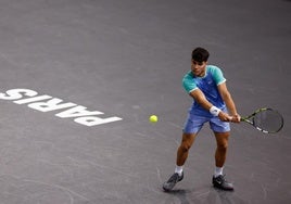 Carlos Alcaraz golpea de revés, en el Masters 1000 de París-Bercy.