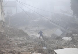 Calle destrozada por la riada en Letur.