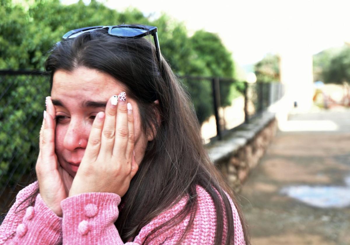 Tamara Muñoz aguarda en el colegio habilitado para los familiares noticias sobre su hermano.