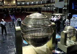 Los bombos preparados para el sorteo en el Teatro Real de Madrid.