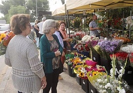 Dos mujeres compran flores en Espinardo, en una imagen de archivo.