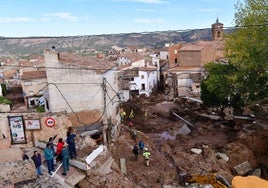 Vecinos de Letur observan el casco histórico arrasado por la riada, tras desbordarse el arroyo que cruza la localidad albaceteña.