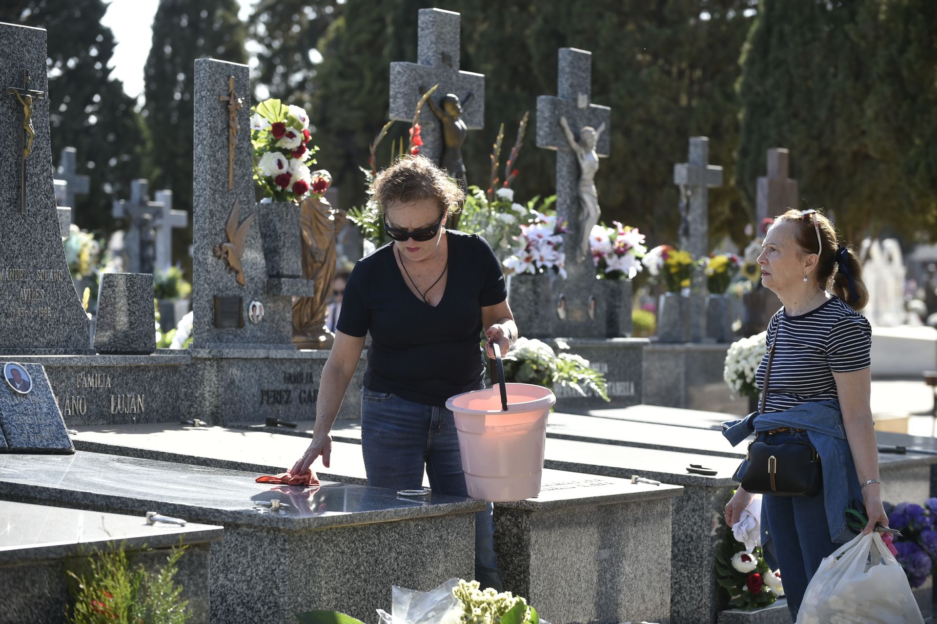 Las imágenes del Día de Todos los Santos en los cementerios de Murcia