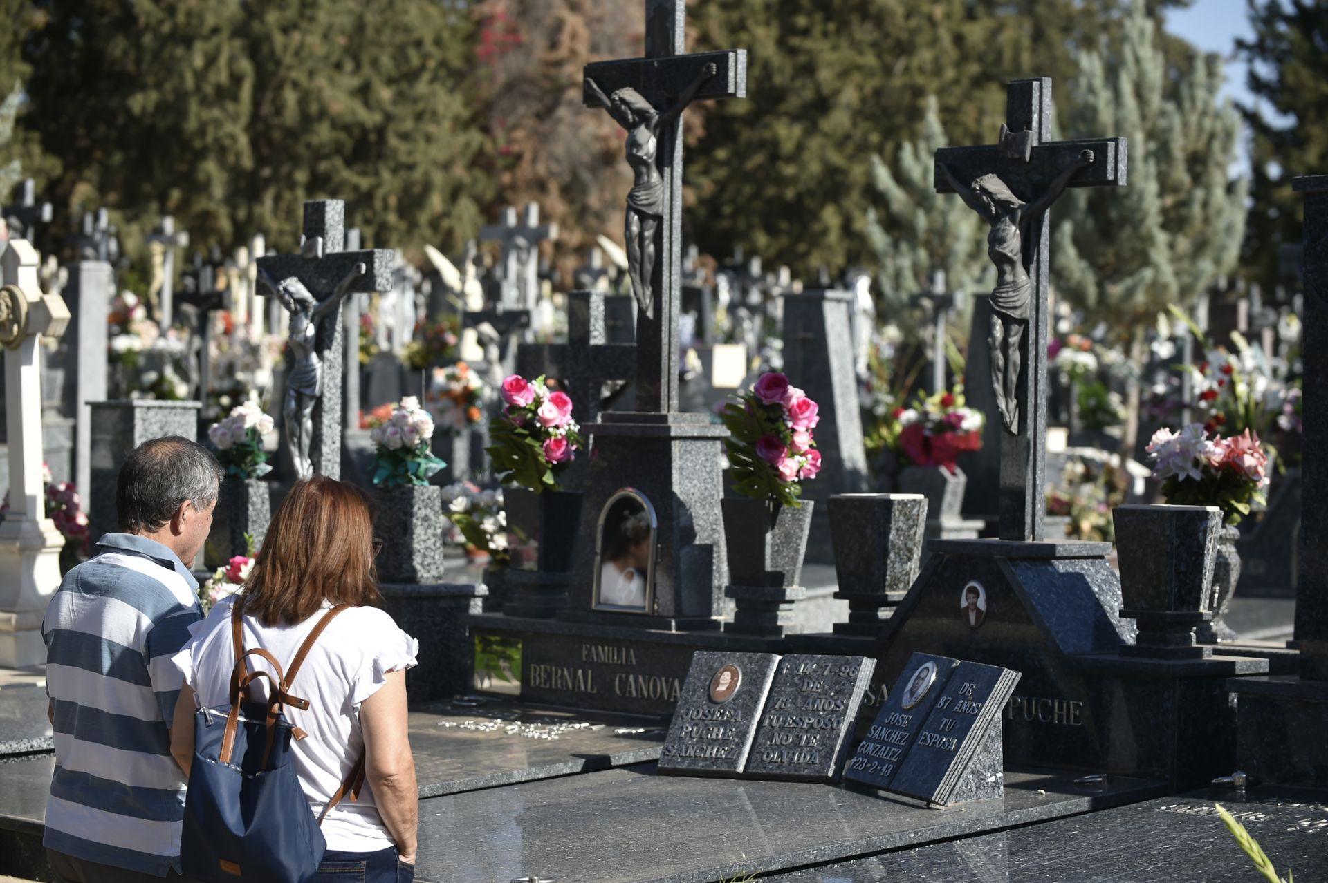 Las imágenes del Día de Todos los Santos en los cementerios de Murcia