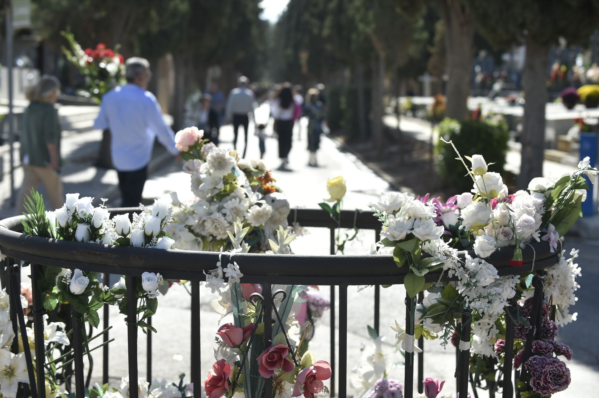 Las imágenes del Día de Todos los Santos en los cementerios de Murcia