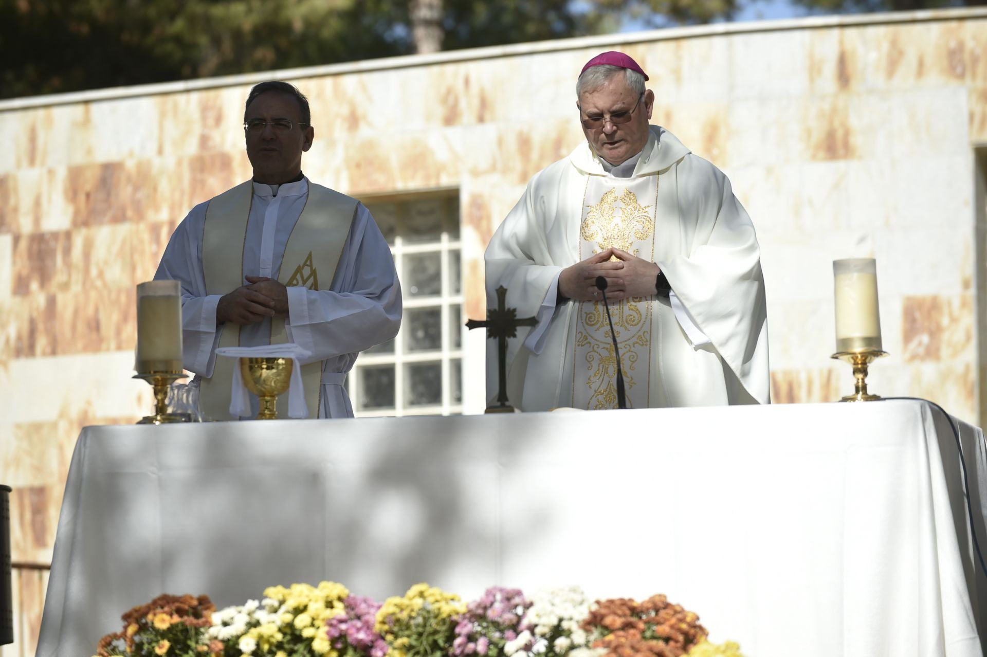 Las imágenes del Día de Todos los Santos en los cementerios de Murcia