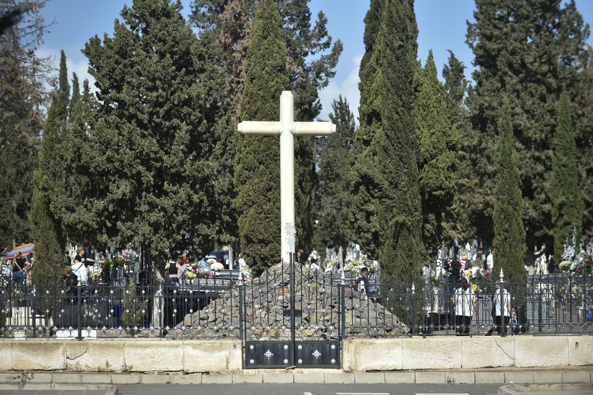 Las imágenes del Día de Todos los Santos en los cementerios de Murcia