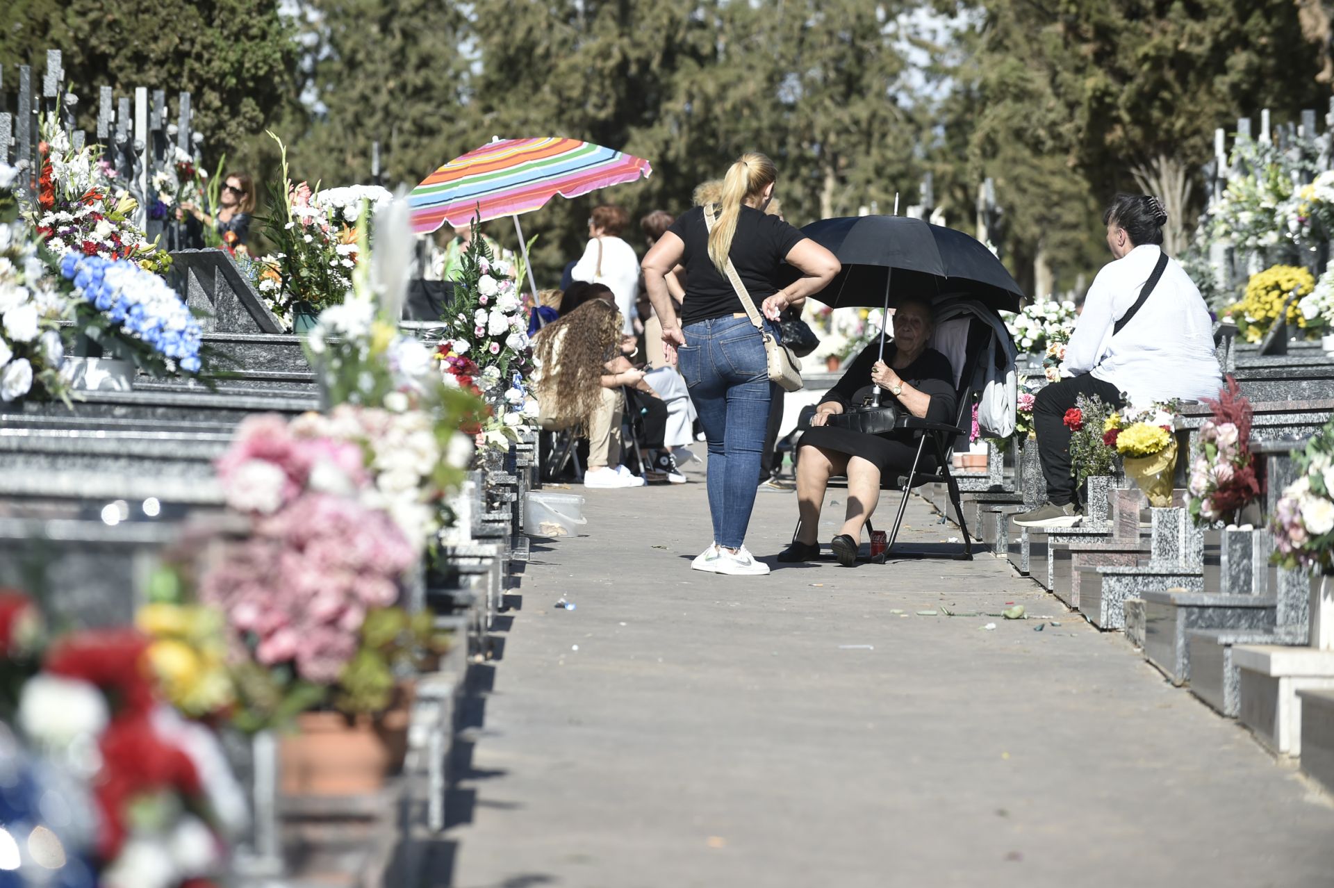 Las imágenes del Día de Todos los Santos en los cementerios de Murcia