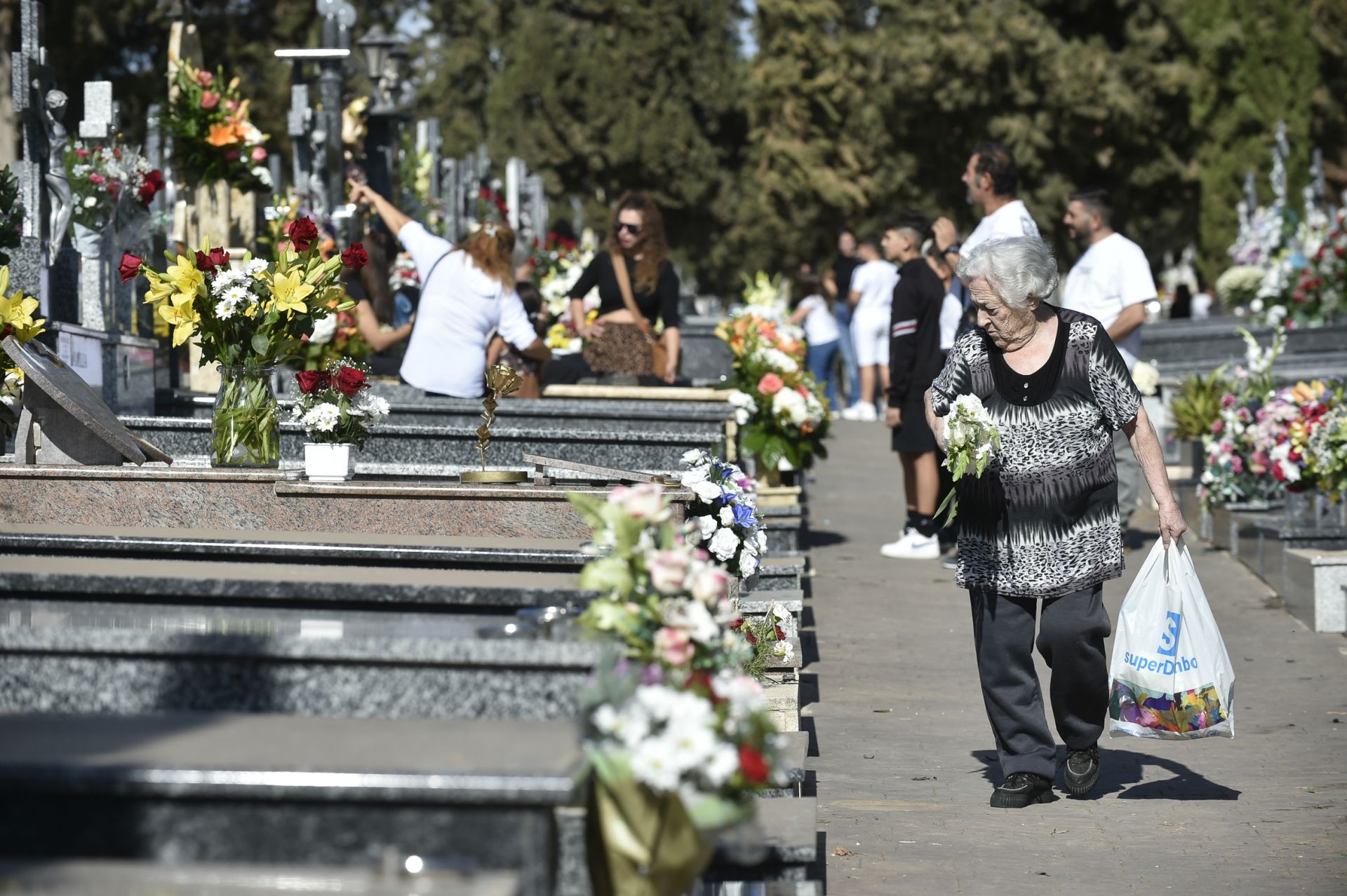 Las imágenes del Día de Todos los Santos en los cementerios de Murcia