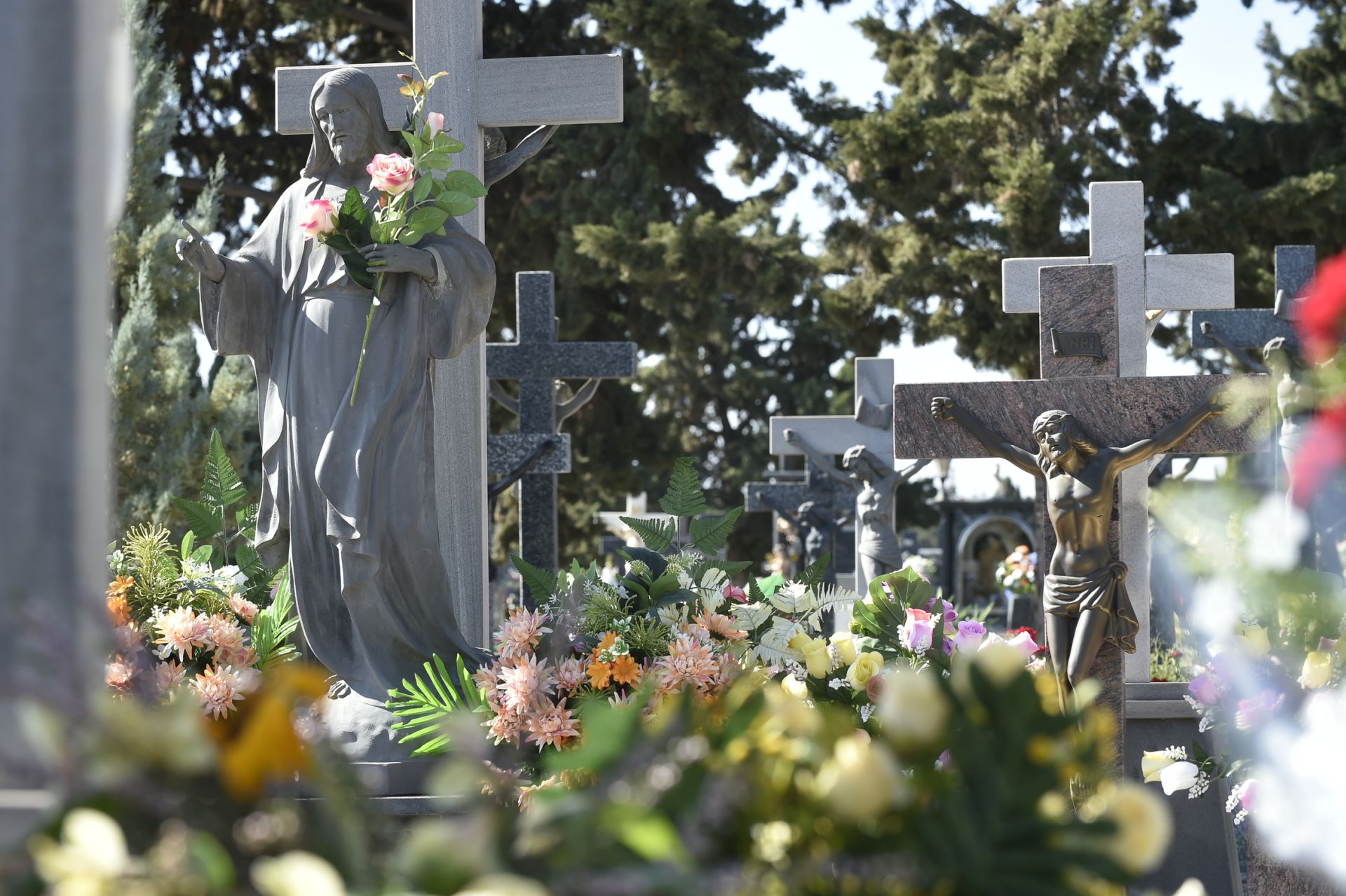 Las imágenes del Día de Todos los Santos en los cementerios de Murcia